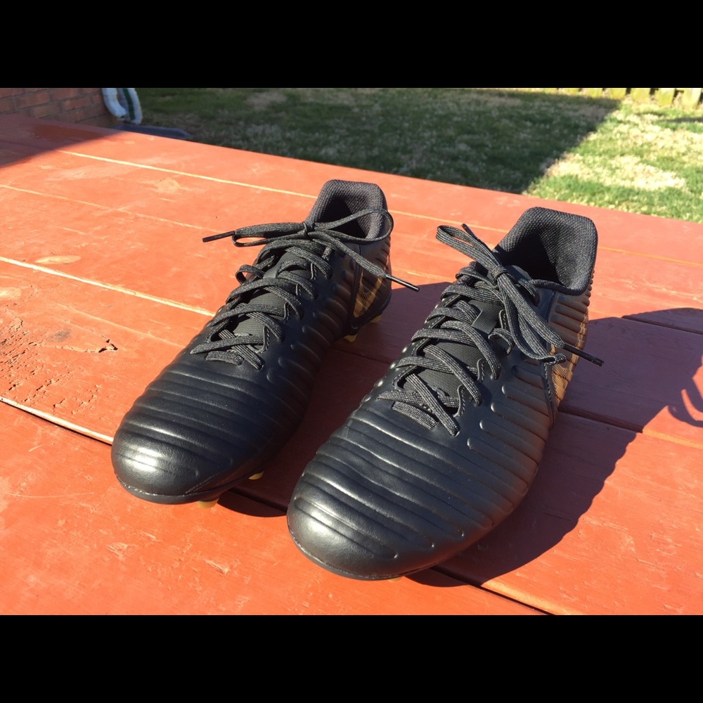 Legend 7 Club FG Soccer Cleats